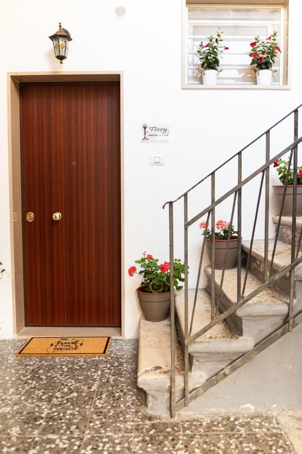 Tizzy Apartment & Rooms Bari Exterior photo